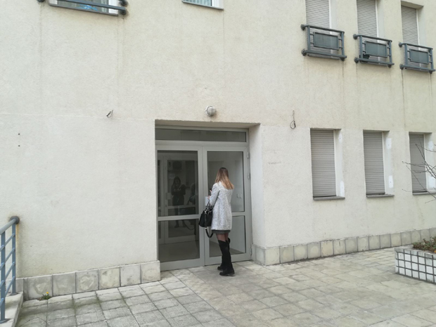 Ужасан призор на Вождовцу: Нађена тела супружника, сумња се да су умрли од глади (ФОТО)