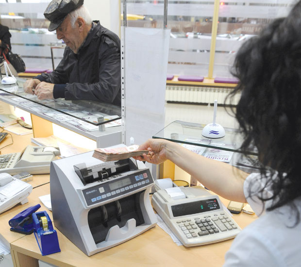 Јавни сектор и даље има „дебљу“ коверту: Просечна децембарска зарада 508 евра