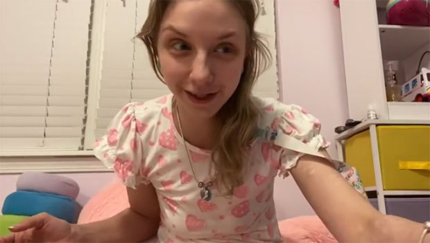 Пејџ има 25 година и БИЗАРНИ поремећај: Живи као беба, спава у колевци, сиса прст, мења пелене