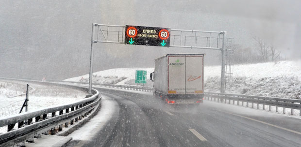 Возачи ОПРЕЗ: Мокри коловози и расквашен снег, a има и одрона