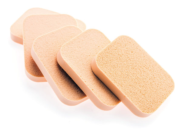 Једноставан начин да очистите сунђер за пудер: Потребне су вам чарапа и гумица за косу