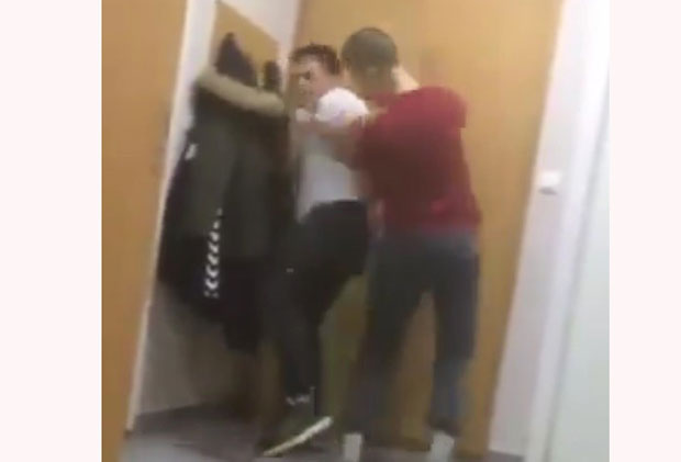 Детаљи шиканирања у школи: Због малтретирања завршио у болници 