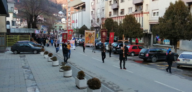 “Нико не може да цепа наш духовни простор” Јака порука са литије и молебана у Лозници (ФОТО)