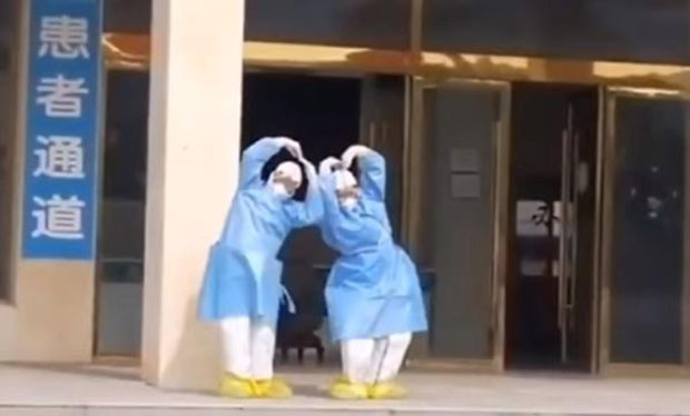 Медицинаре из Кине због овог снимка ЗАВОЛЕЛИ МИЛИОНИ: Погледајте како славе победу над корона вирусом (ВИДЕО) 