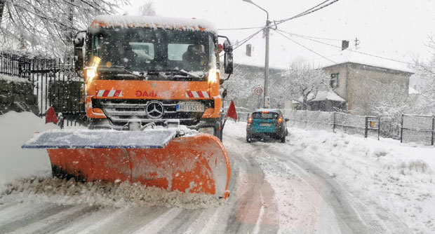 Снег ОТЕЖАО саобраћај на делу ауто-пута Милош Велики, сметови и на путевима код Рудника, падавине задају недаће возачима у златарском крају (ФОТО/ ВИДЕО) 
