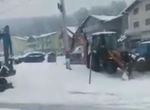 Кад не могу све да прекрече, онда РУШЕ ЗИД: У Пљевљима режим ишао БАГЕРОМ НА ТРОБОЈКУ (ВИДЕО)