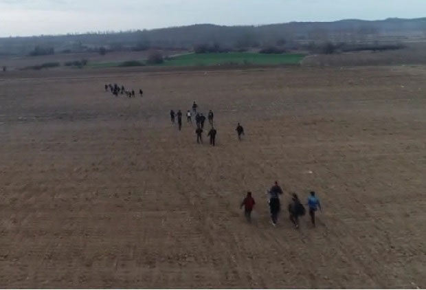 Остварила се претња Анкаре: Мигранати из Турске надиру кроз њиве ка граници, полиција их дочекала сузавцем (ВИДЕО)