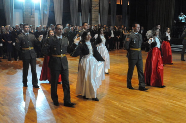 Чувари државе, народа и традиције: У краљевачкој касарни „Рибница“ одржан официрски бал (ВИДЕО)