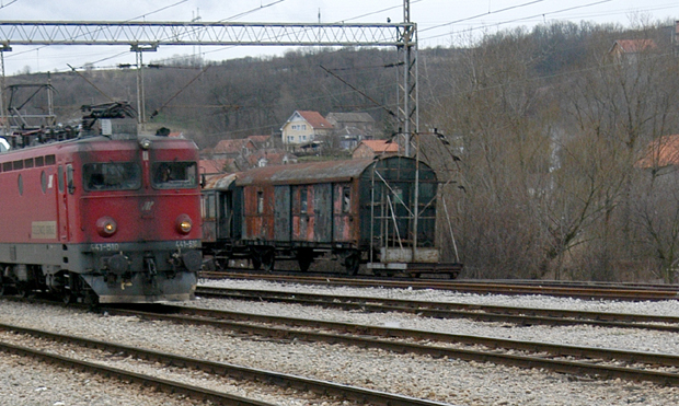 Седам цистерни са горивом исклизнуло из шина у Реснику, из једне цури дизел