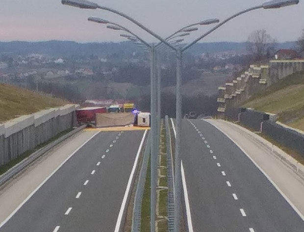 Велики застој на ауто-путу, ТОНЕ КУКУРУЗА се расуле из преврнутог камиона (ФОТО) 