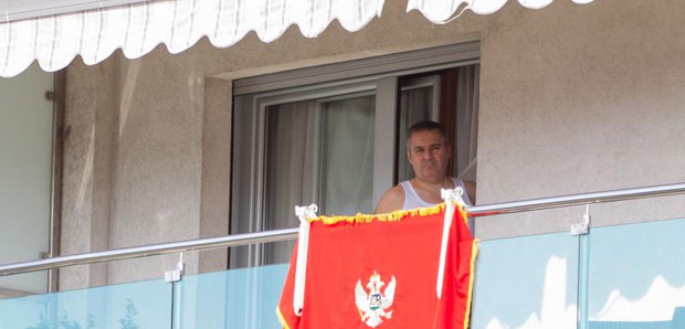 Директор полиције вирио иза црногорске заставе док је ишла литија