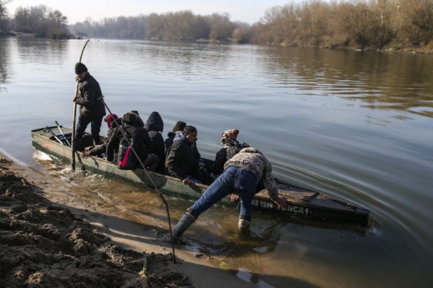 Грчке власти УПОЗОРАВАЈУ мигранте СМС порукама
