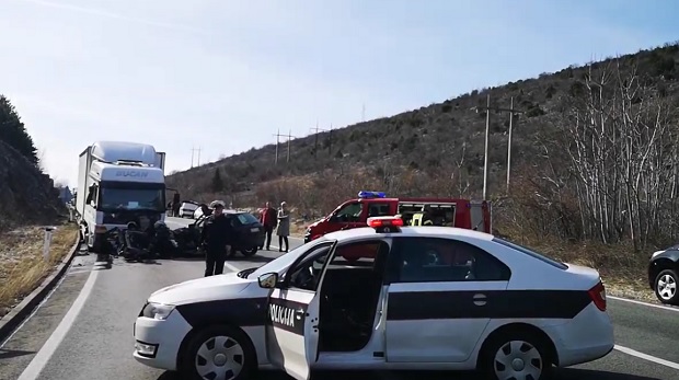 Ауто прешао у супротну траку и подлетео под камион, погинули МАЈКА (30) и СИН (9): Детаљи тешке несреће код Мостара 