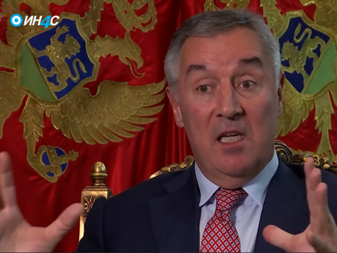 Заведена маса као за време Милошевића дуплира слике како би испало да их има више: Мило тврди да се слике са литија „предувавају“ и „дуплирају“ (ВИДЕО)