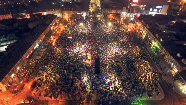 ХЛАДНОЋА им ништа не може: Јака киша није спречила 20.000 Никишићана, подршка за вернике од навијача из Русије, 20.000 Беранаца на ногама, Бијело Поље обара рекорд (ФОТО+ВИДЕО)