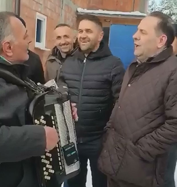 Шпијунка: Расим запевао уз хармонику са чувеним Рифатом (ВИДЕО)
