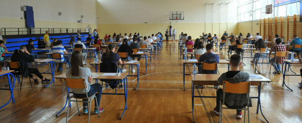 Уписна грозница родитељима истерује из џепа и последњу пару: Припрема мале матуре и до 1.500 евра!