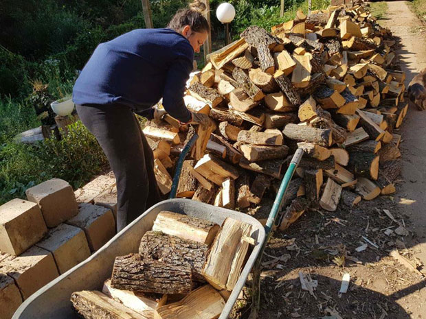 Далеко смо од еколошког грејања: Пола Србије ложи дрва и угаљ
