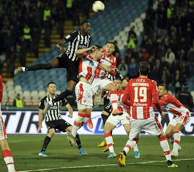 Много ватре на трибинама, на терену танко: Без голова у 162. вечитом дербију (ФОТО, ВИДЕО)