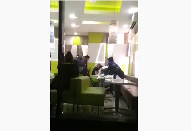 УЗНЕМИРУЈУЋИ снимак из Пожаревца: Три девојке се туку, гурају и обарају једна другу на под у пекари (ВИДЕО)