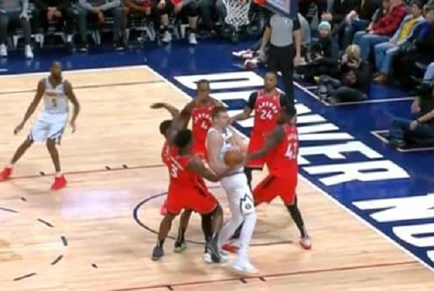 Фотографија која показује сву моћ Србина на терену: Јокића је у једном тренутку покушала да заустави цела петорка Торонта (ФОТО)