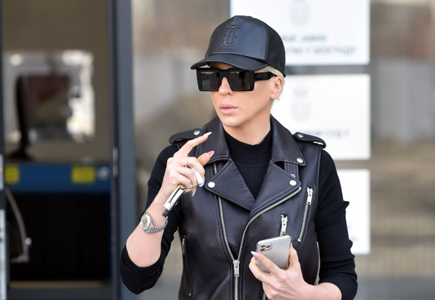 Јелена Карлеуша на суду: Тужила таблоид због супруга