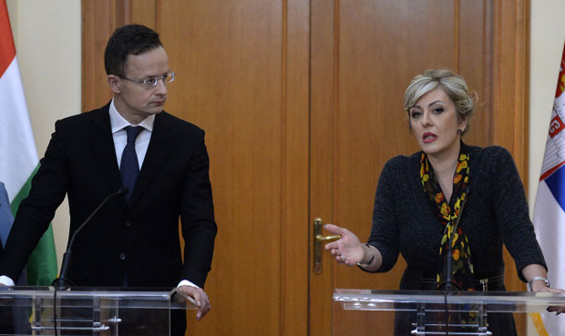 Мађарски министар: Бранићемо своје границе, очекујемо прилив више од 100.000 миграната