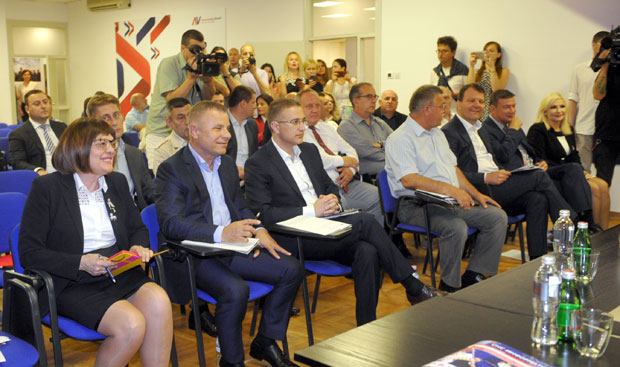 Председништво СНС утврдило ИЗБОРНУ ЛИСТУ: Откривамо колико мандата иде ПУПС-у и Љајићу, шанса пружена и МЛАДИМА