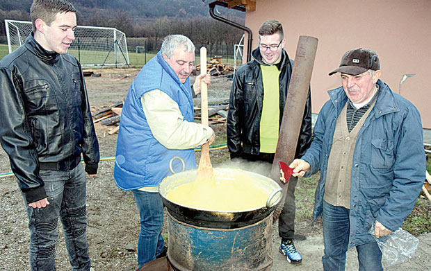 Нови национални рекорд из врелог казана: Скувао качамак за 100 гостију