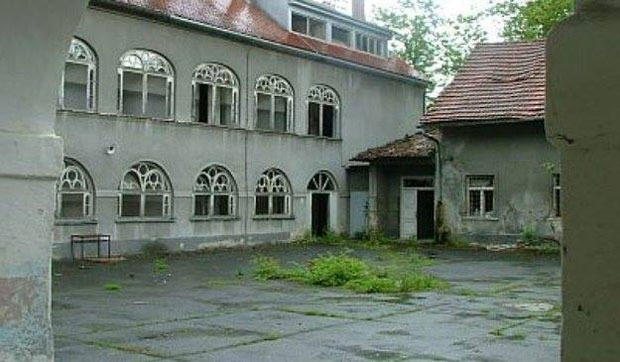 “ПУНА ТРИ МЕСЕЦА СИЛОВАЛИ СУ МЕ МУШКАРЦИ У ХРВАТСКИМ УНИФОРМАМА” Жртва тортуре у логору надомак Загреба тужила Хрватску и добила само 7.500 евра одштете?! 