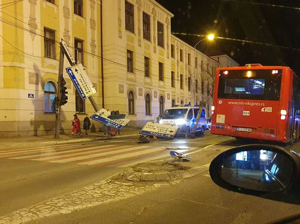 Аутобус срушио стуб, конструкција пала на возило Хитне помоћи: Необичан инцидент у центру Ниша