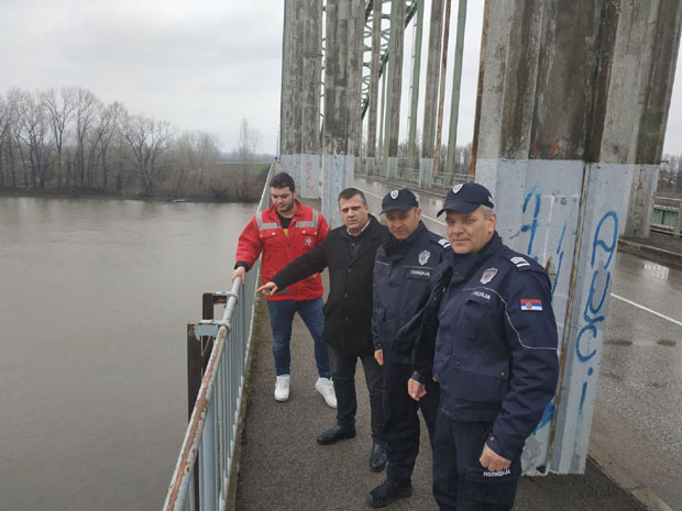 Хтела је да скочи са моста у ледену Тису, због љубавних јада покушала да се убије трећи пут: Спасли је начелник полиције и техничар дома здравља