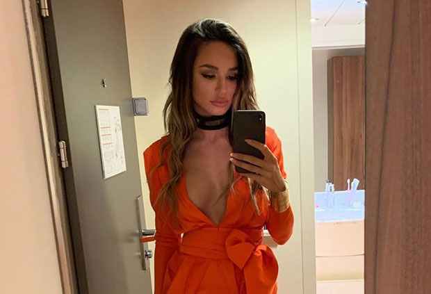 Деколте на изволте: Провокативном фотографијом Едита Арадиновић  одушевила фанове