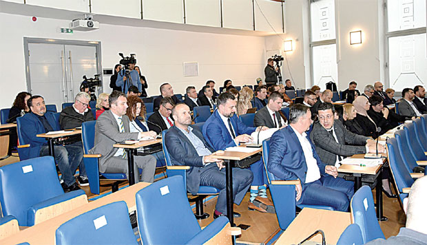 Србима ЈЕДВА једно место: У Федерацији БиХ свесно КРШЕ најважније законске норме приликом именовања влада