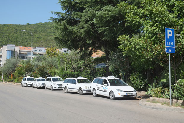 Таксистима 338 казни, 18 возила искључено: Полиција у контроли превозника