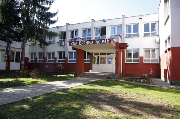 Зграда дезинфикована, ђаци и наставници на прегледу: Превентивне мере у бањалучкој школи коју похађа заражени ученик