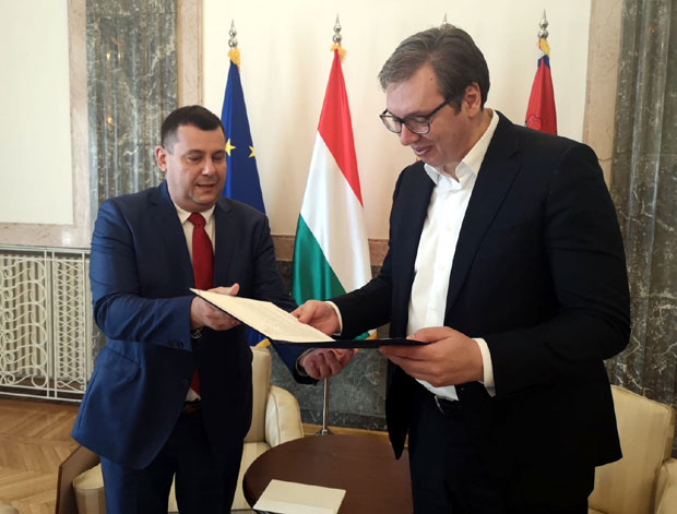 ПОГЛЕДАЈТЕ: Шта је Орбан поклонио Вучићу за јубиларни 50. рођендан