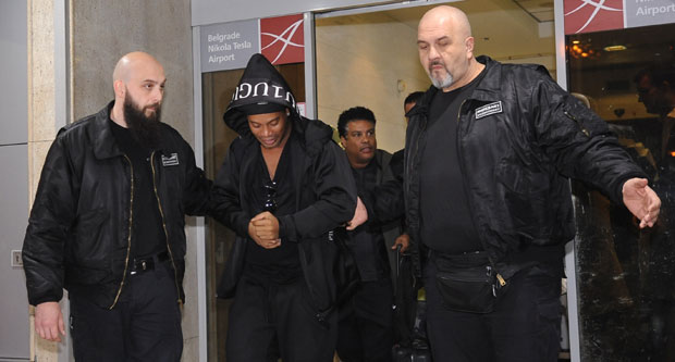 Ухапшен славни бразилски фудбалер: Роналдињу стављене лисице на руке у Парагвају (ФОТО/ВИДЕО)