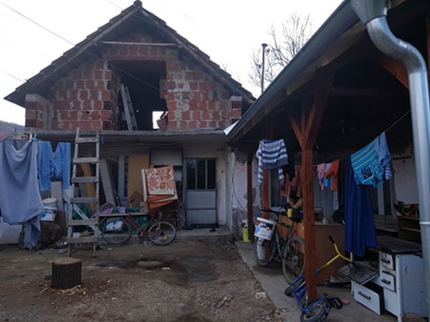 Да жртва малчанског берберина не буде у мраку, Сулејмановићима опет засветлела сијалица: Моники, ипак, стигла струја