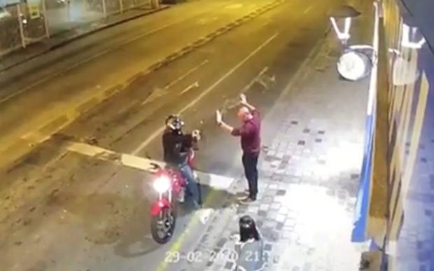 Покушао да ОПЉАЧКА пар на улици па ЗАЖАЛИО када је схватио на кога је наишао (ВИДЕО)