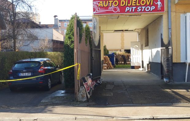 Експлозија у Бањалуци: Подметнут ПЛАСТИЧНИ експлозив на врата гараже (ФОТО)