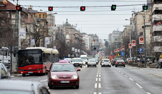 Нови режим рада семафора у Кнеза Милоша: Две траке воде ка граду од 9.30