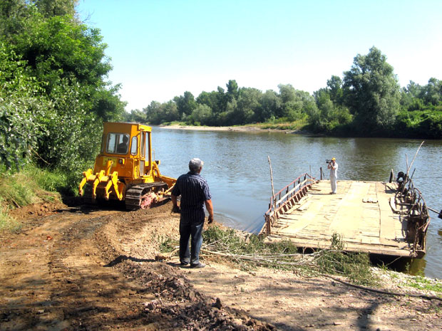 Инспектор је забранио пре четири године, мештани је поправљају и хоће да је поново користе: Стара скела нови ризик