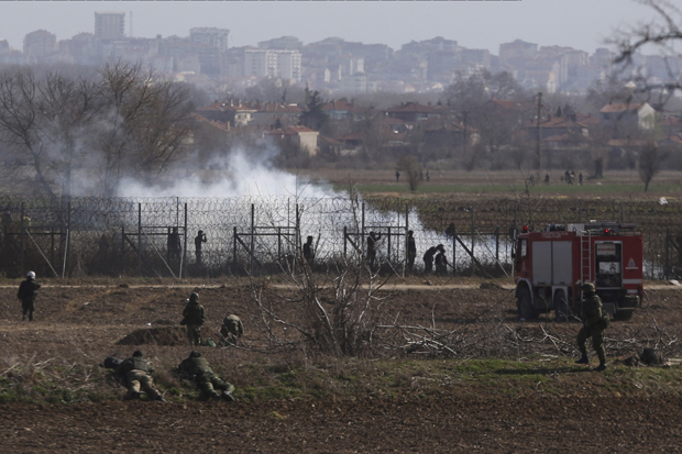 Хаос на граници, прете озбиљни сукоби: Турска бацила канистере са сузавцем на грчке војнике и мигранте (ВИДЕО)