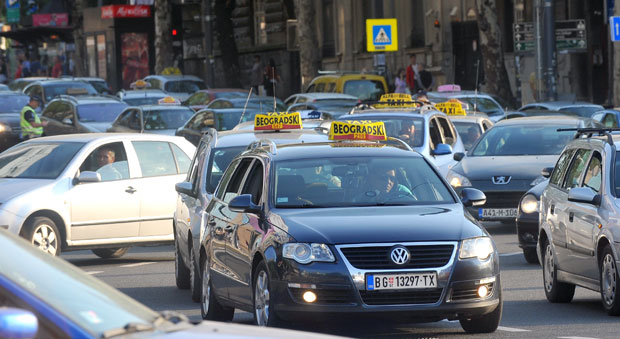 Таблет успорава долазак таксија: Дигиталне технологије успориле приватне превознике