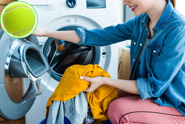 Зашто у ВЕШ МАШИНУ треба стављати тениску лоптицу, а обућу НИКАДА! Експерт открива СЕДАМ сјајних цака за прање веша