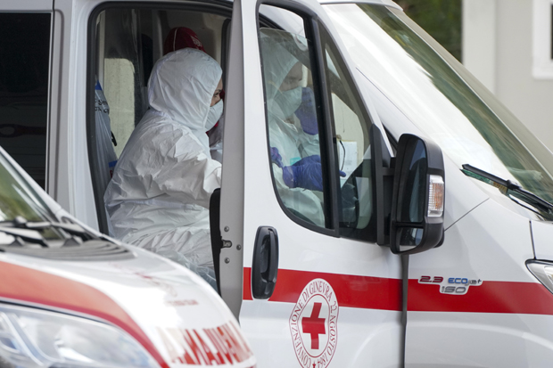 АЛАРМАНТНО у Италији: У изолацији 16 МИЛИОНА ЉУДИ, нова уредба изазвала КОЛАПС у саобраћају