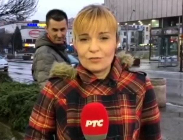 Весело у јутарњем програму РТС: Репортерка се јавила уживо из Чачка, није ни слутила какав је шоу иза ње направио случајни пролазник (ВИДЕО)