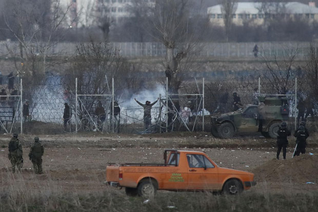 ТЕНЗИЈЕ расту, Грци БЕСНИ: Оптужују турску војску да УКЛАЊА ОГРАДУ и пушта мигранте, Кипар шаље ВОЈСКУ (ВИДЕО)