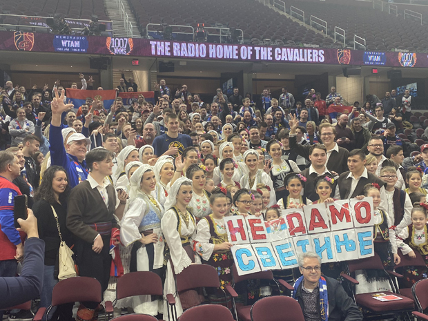 Српска ноћ у Кливленду: На паркету коло, на трибинама Јокић уз поруку “Не дамо светиње” (ВИДЕО)